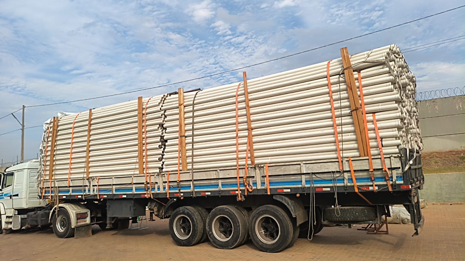 Carreta carregada com tubos amarrados para transporte